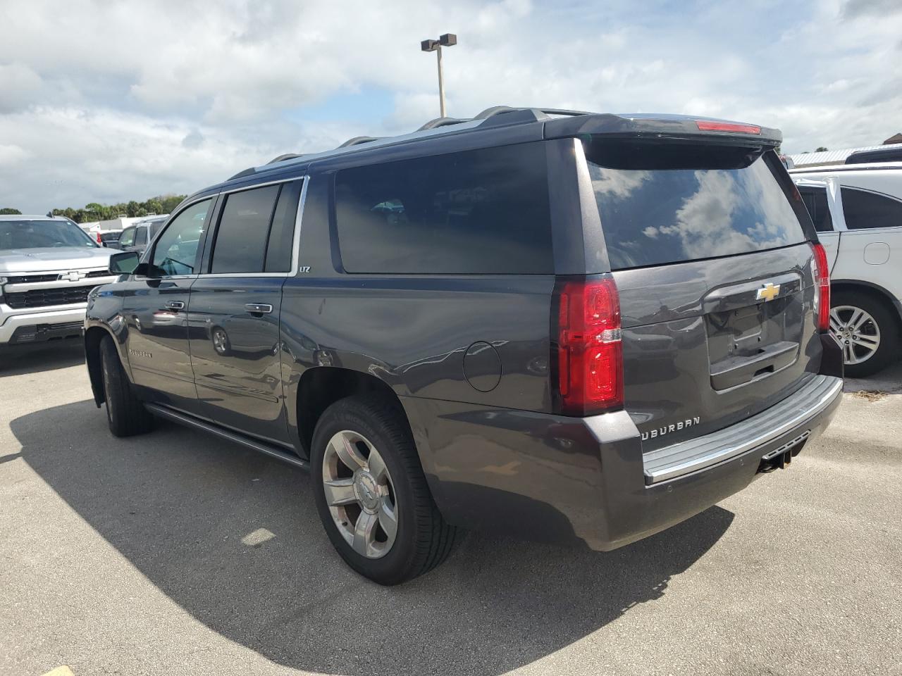 1GNSKKKC0FR539929 2015 CHEVROLET SUBURBAN - Image 2