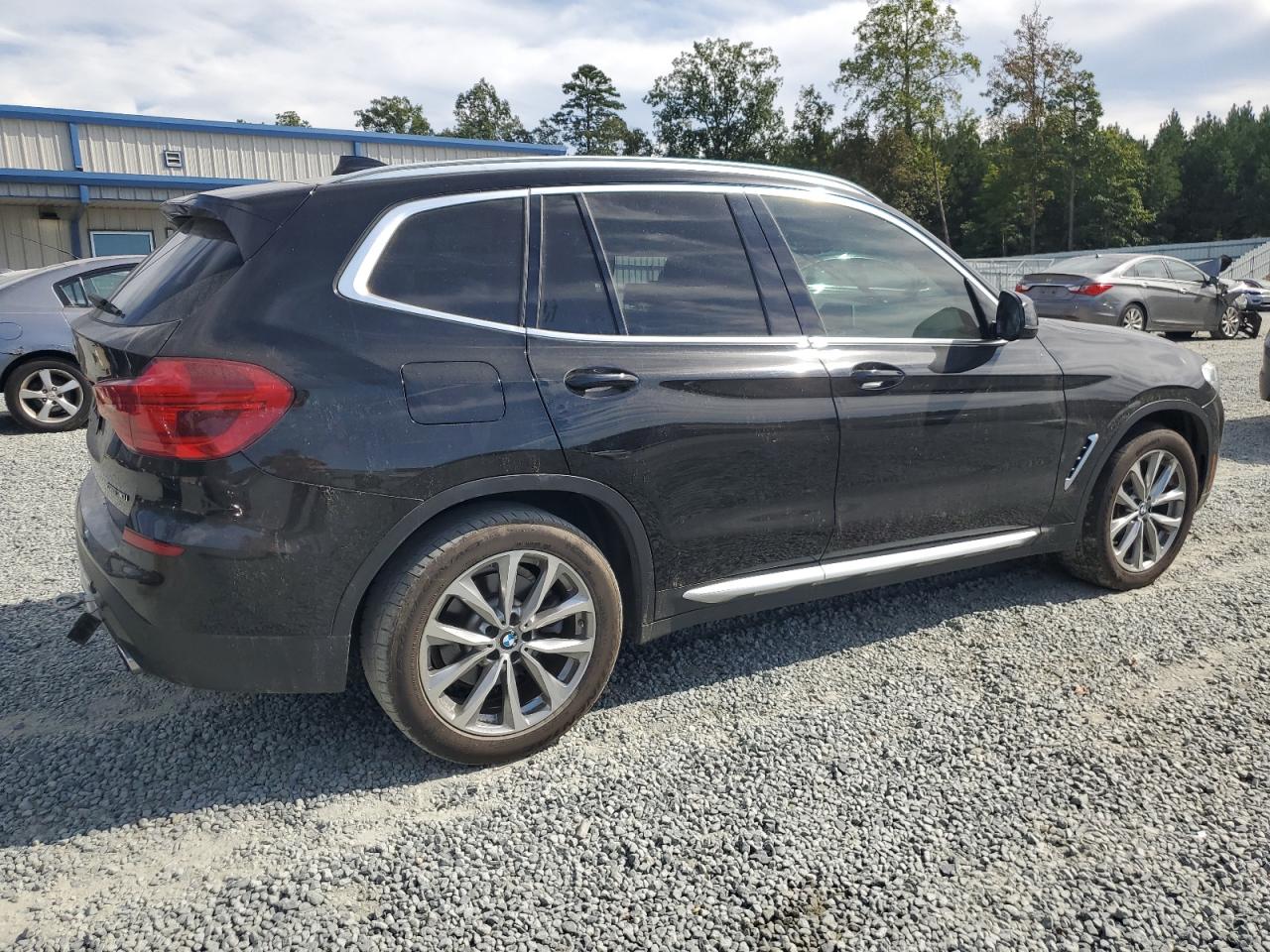 VIN 5UXTR9C51KLE11831 2019 BMW X3 no.3