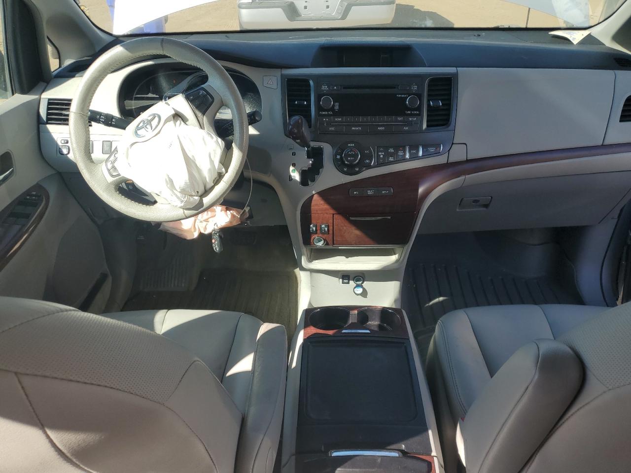 2013 Toyota Sienna - Image 8