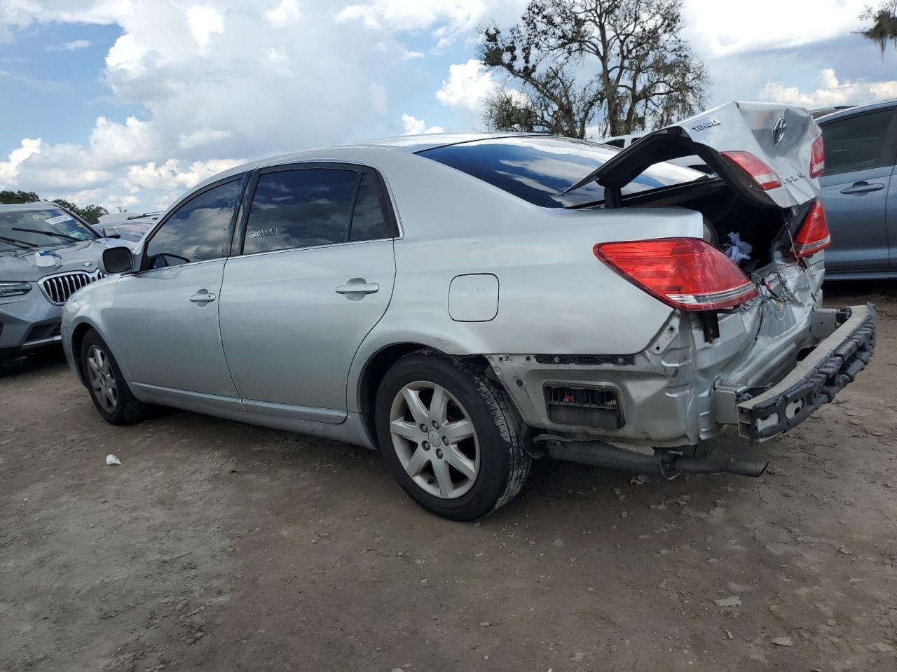 2005 Toyota Avalon - Image 2