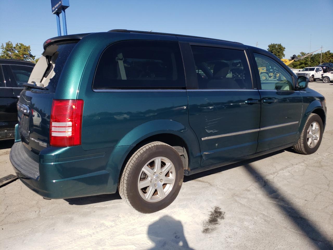 2009 Chrysler Town & Country - Image 3