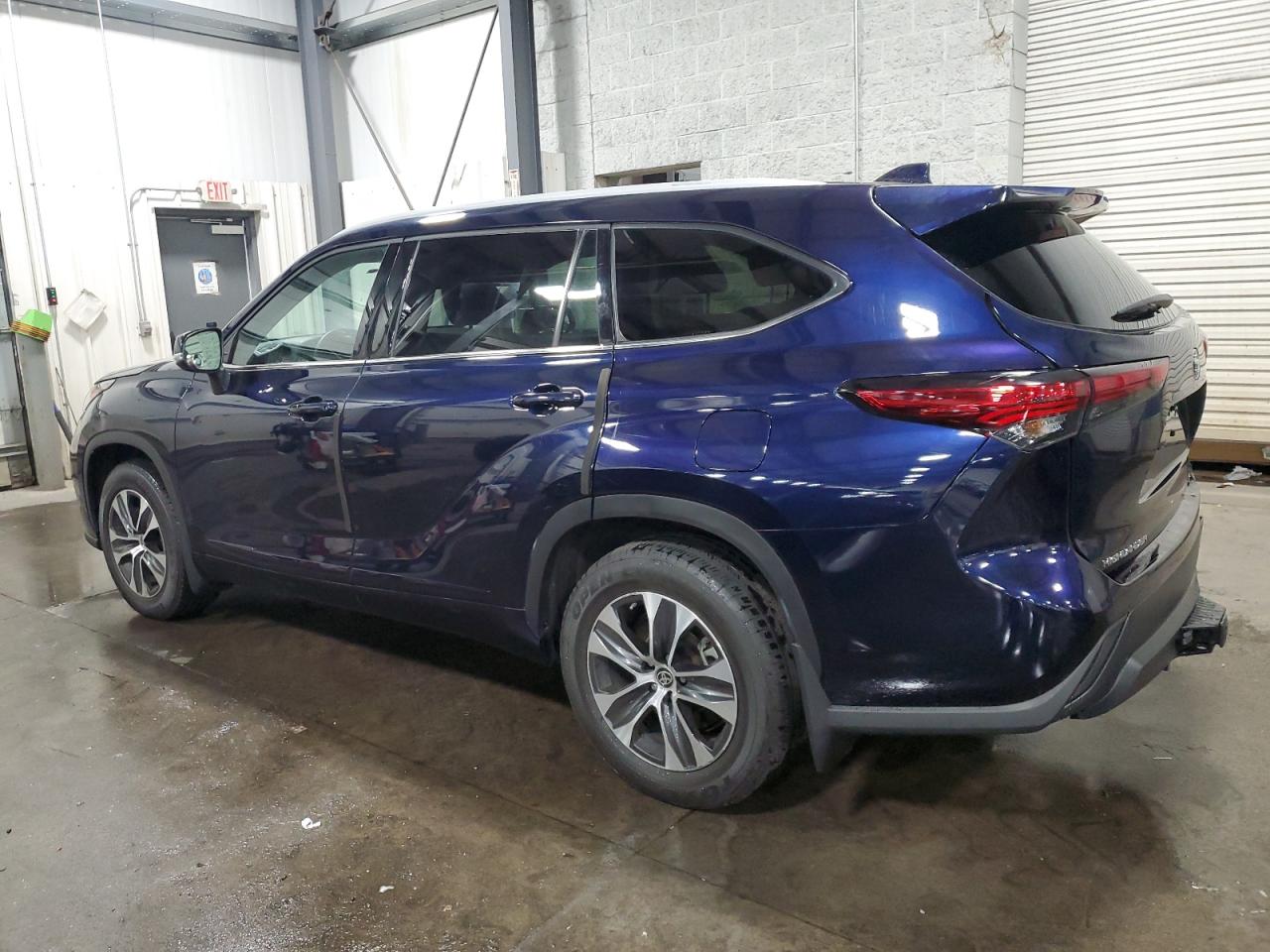 2022 Toyota Highlander - Image 2