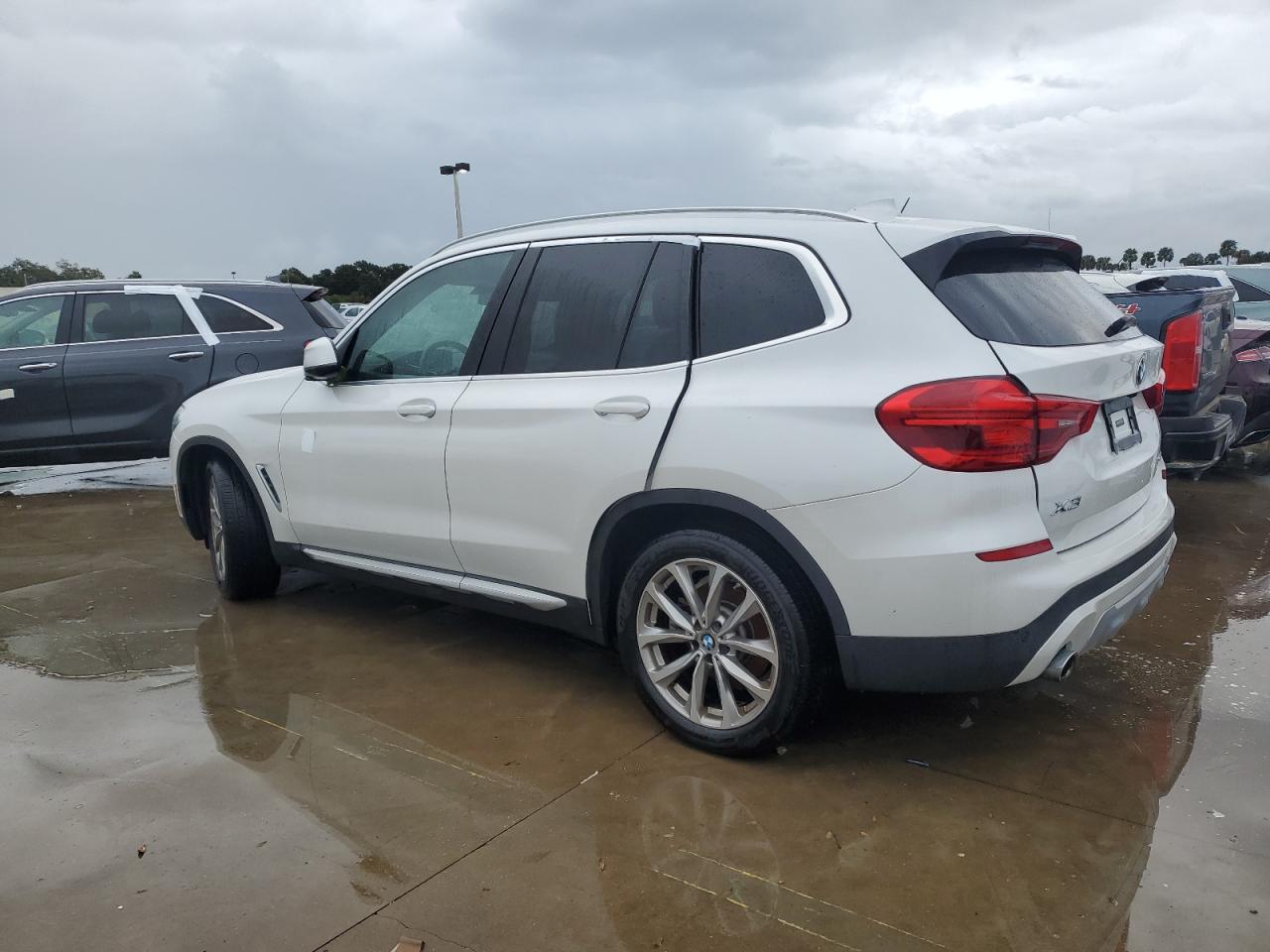 VIN 5UXTR7C57KLE97800 2019 BMW X3 no.2