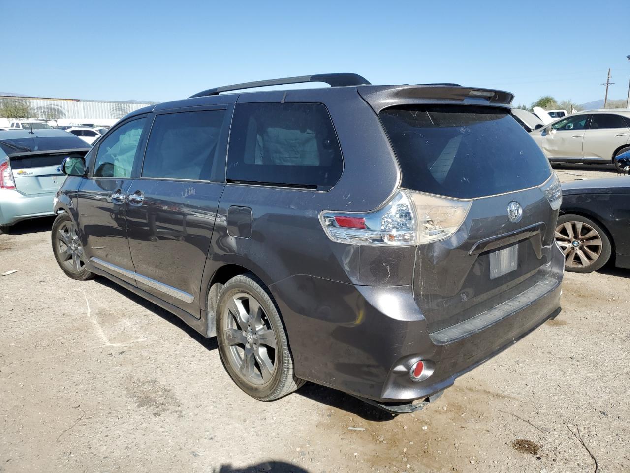 VIN 5TDXZ3DC4HS899772 2017 TOYOTA SIENNA no.2