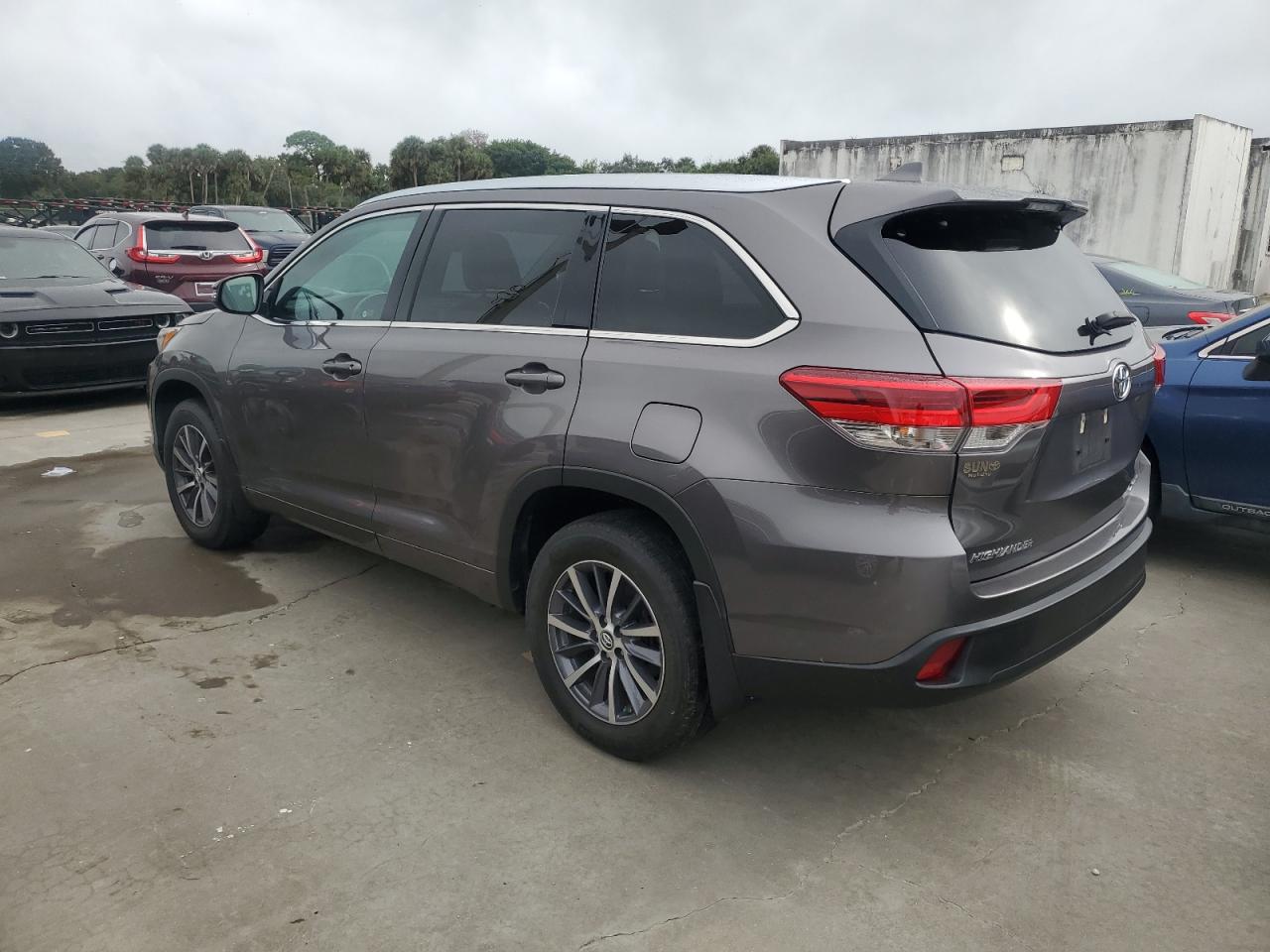 5TDJZRFH9HS478017 2017 TOYOTA HIGHLANDER - Image 2