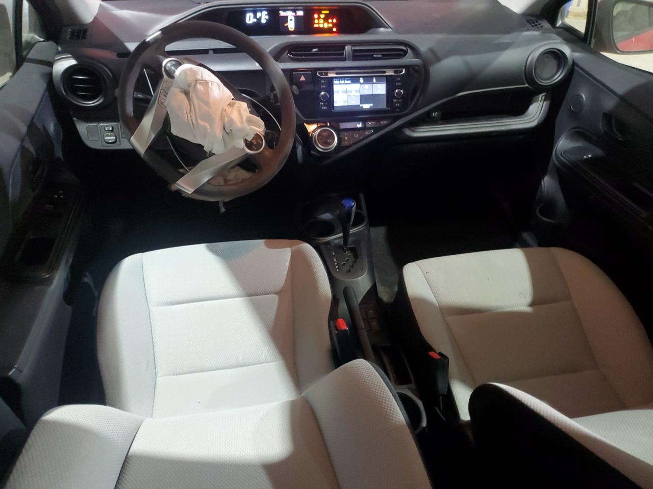 2015 Toyota Prius - Image 8