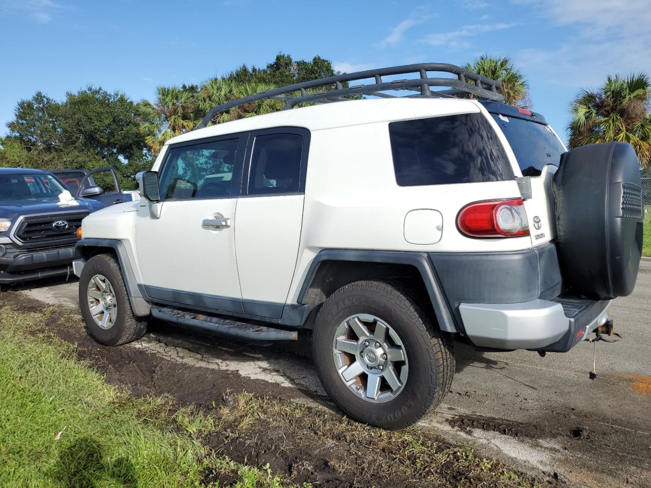 2014 Toyota FJ Cruiser - Image 2