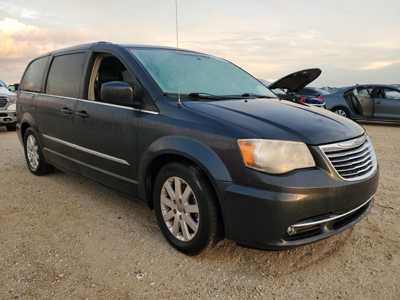 2014 Chrysler Town & Country - Image 4