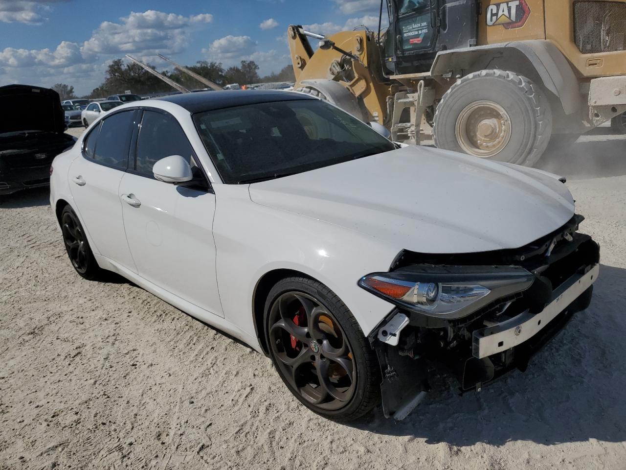 2017 Alfa Romeo Giulia - Image 4