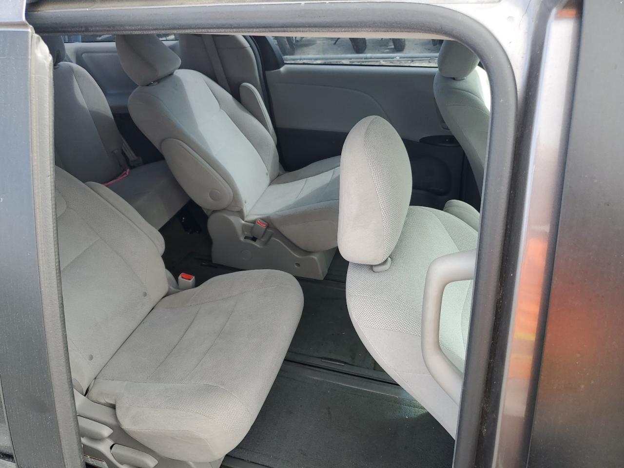 2016 Toyota Sienna - Image 11