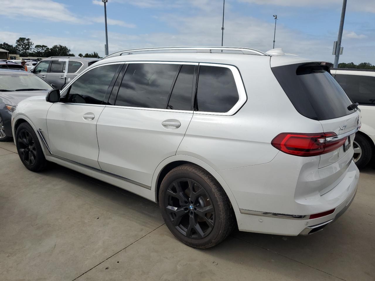 5UXCW2C54KL081034 2019 BMW X7 - Image 2