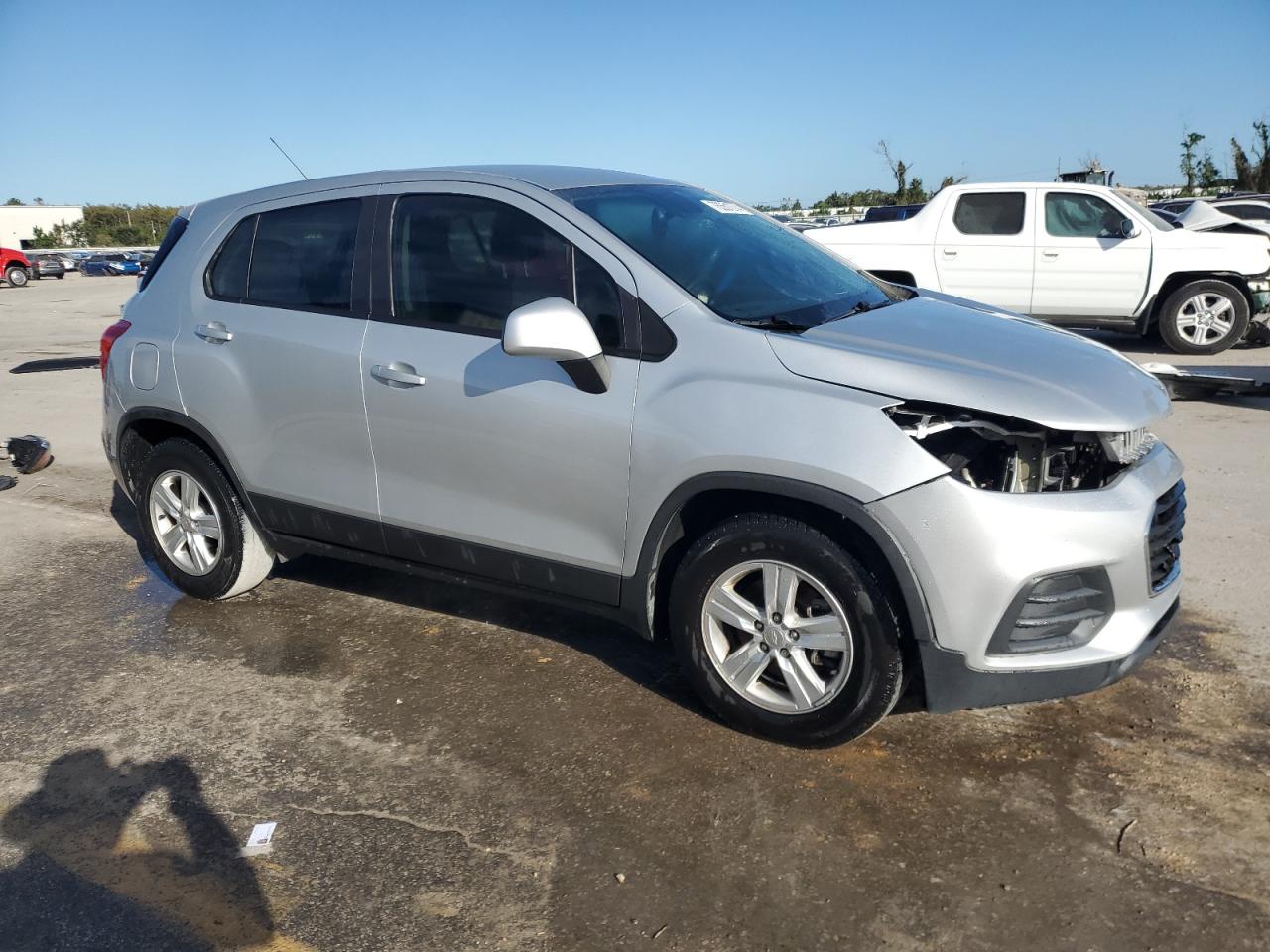 VIN 3GNCJKSB7KL305707 2019 CHEVROLET TRAX no.4