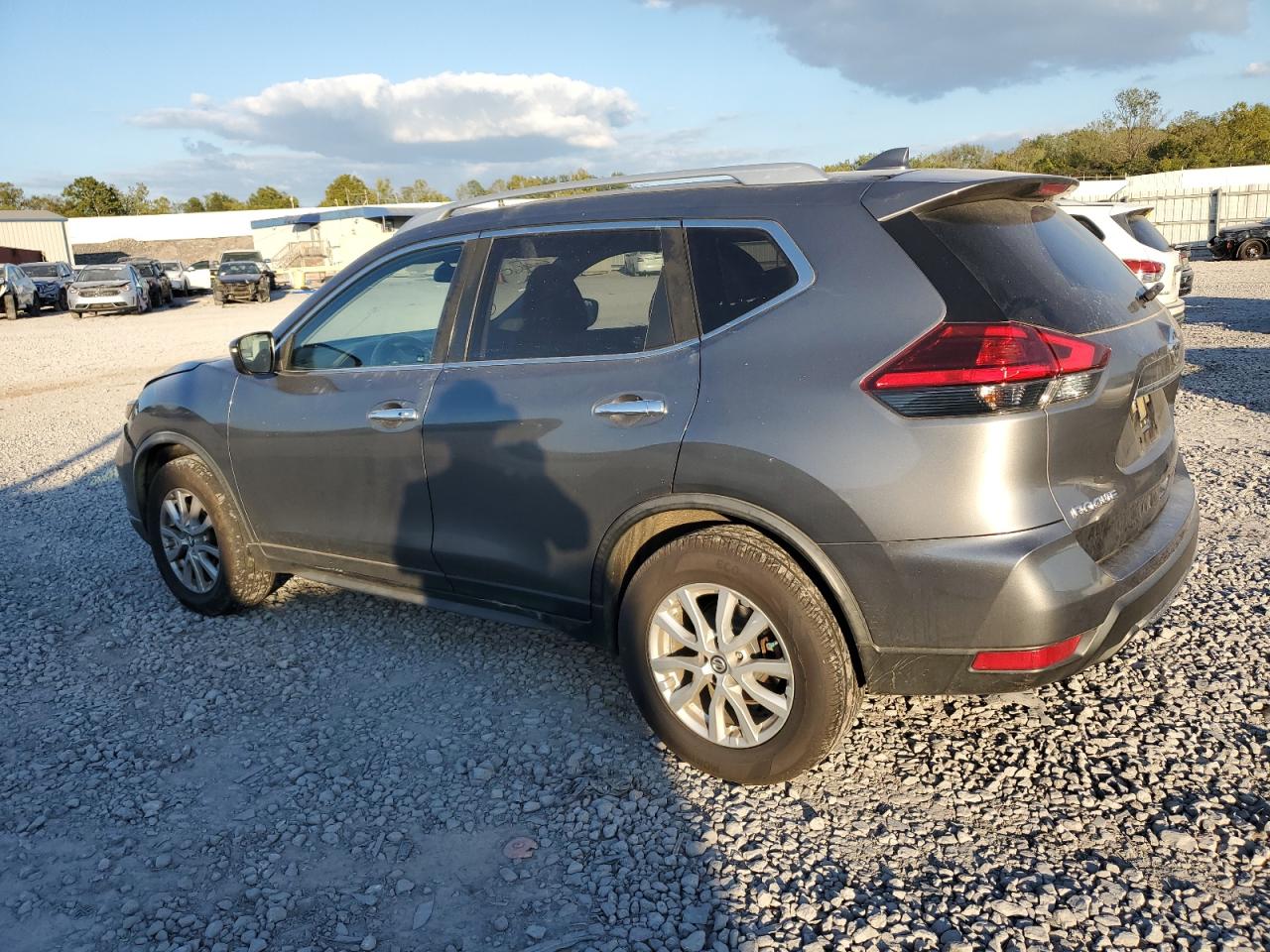 JN8AT2MV0HW008321 2017 NISSAN ROGUE - Image 2