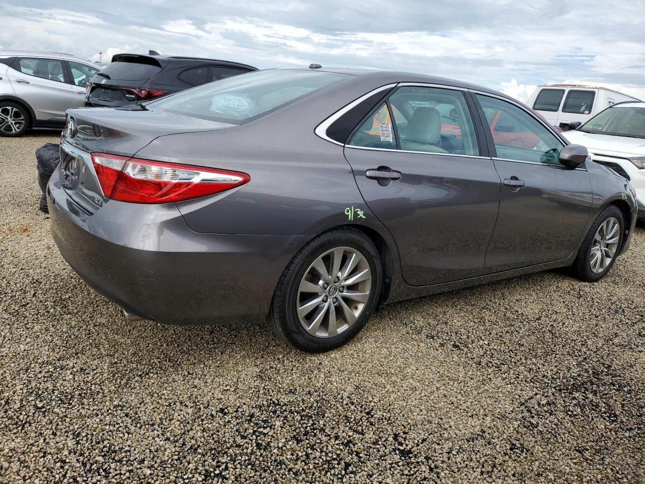 VIN 4T1BF1FK1GU533852 2016 TOYOTA CAMRY no.3