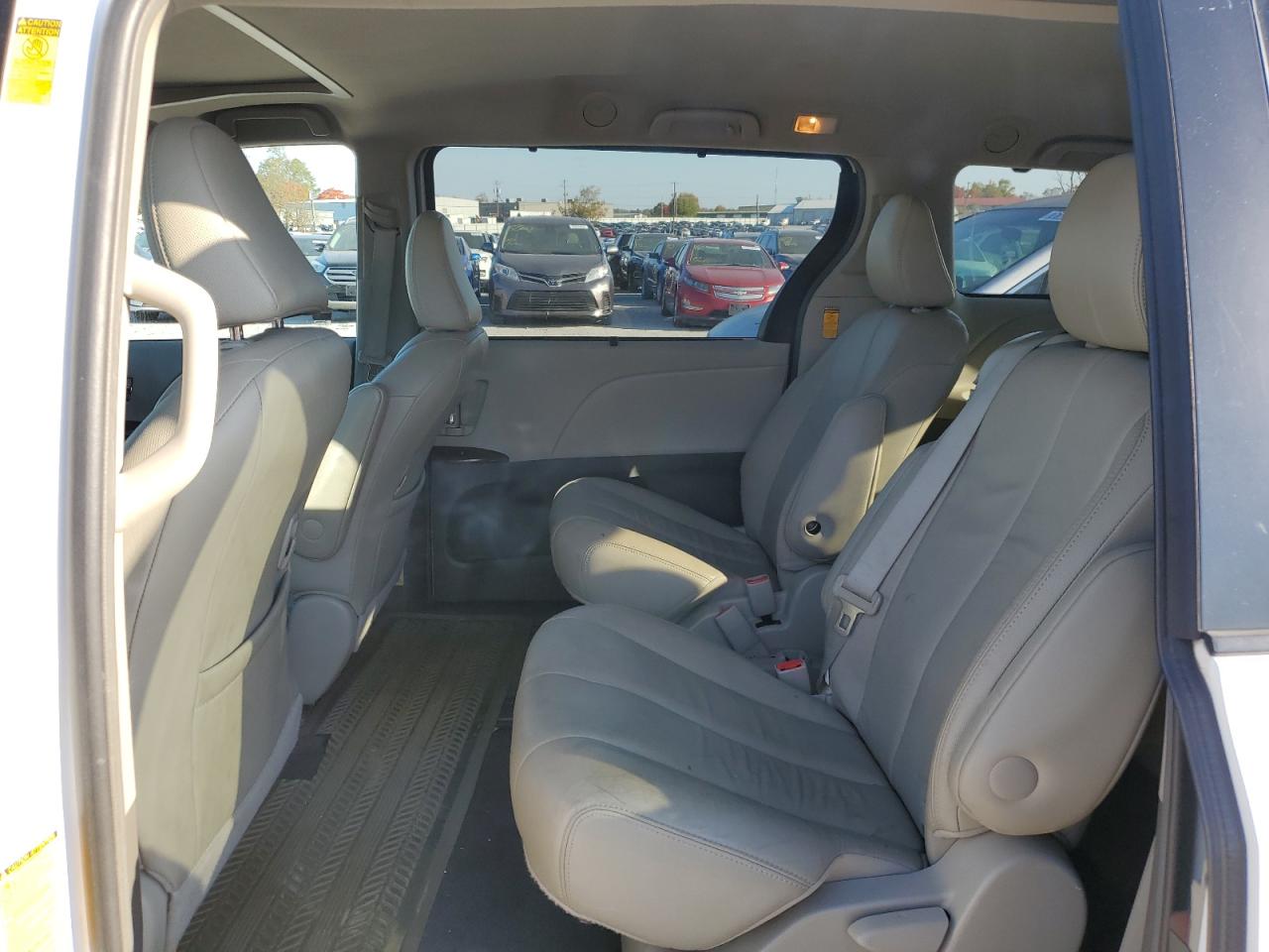 2014 Toyota Sienna - Image 11