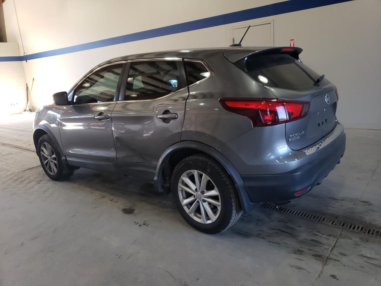 JN1BJ1CP0JW500455 2018 NISSAN ROGUE - Image 2