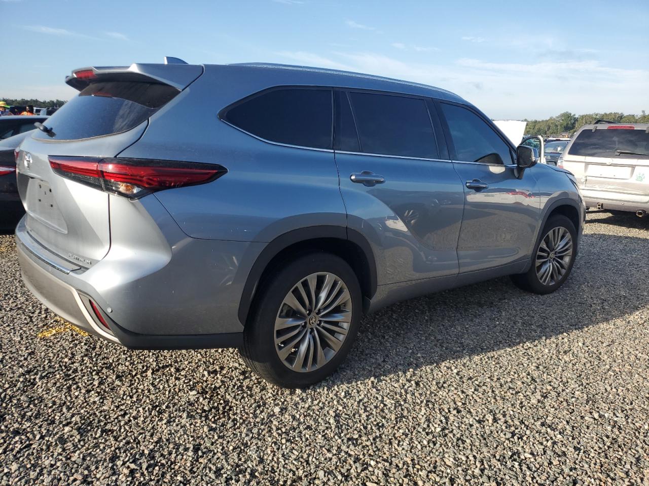 2022 Toyota Highlander - Image 3