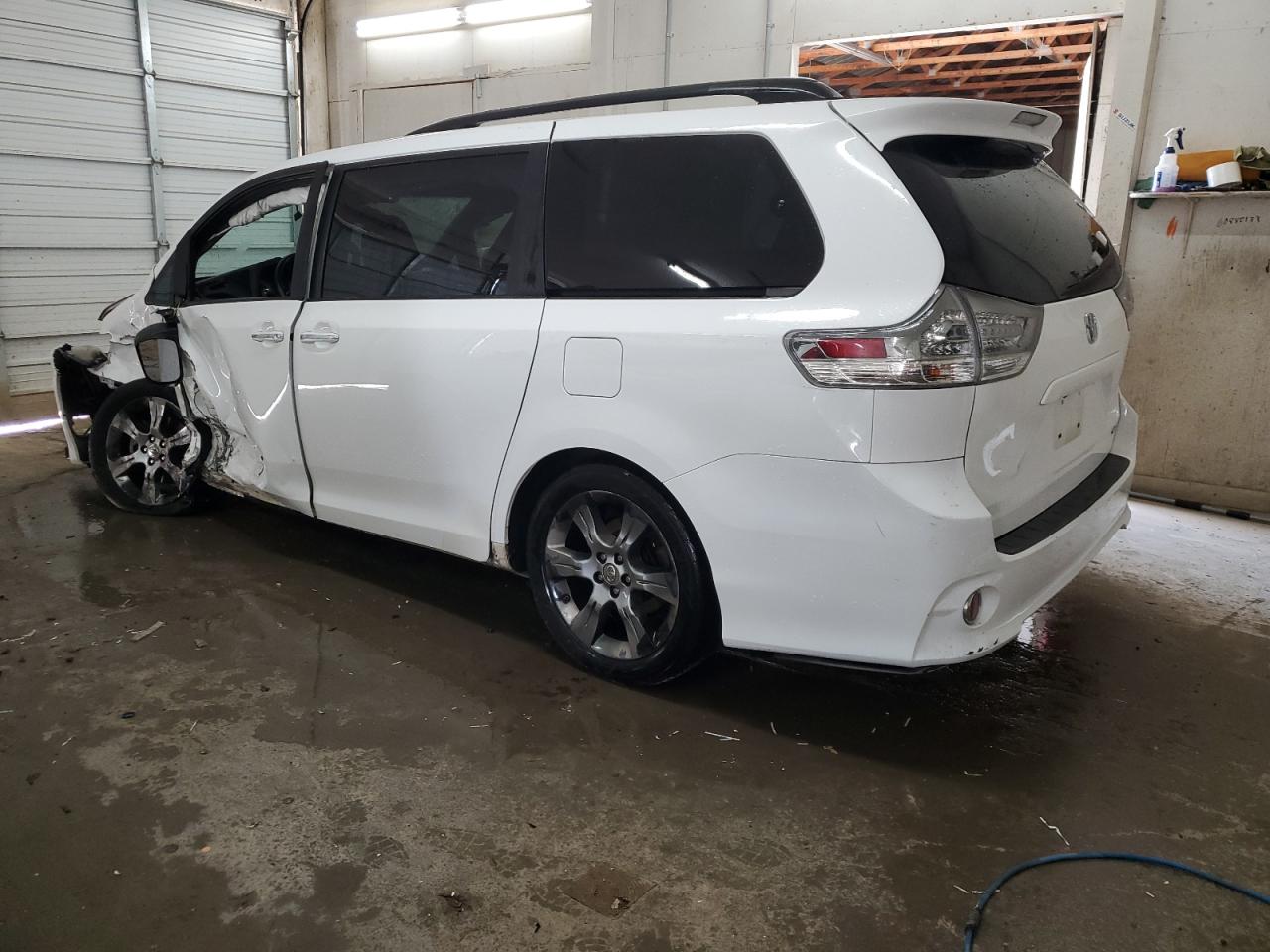 2015 Toyota Sienna - Image 2