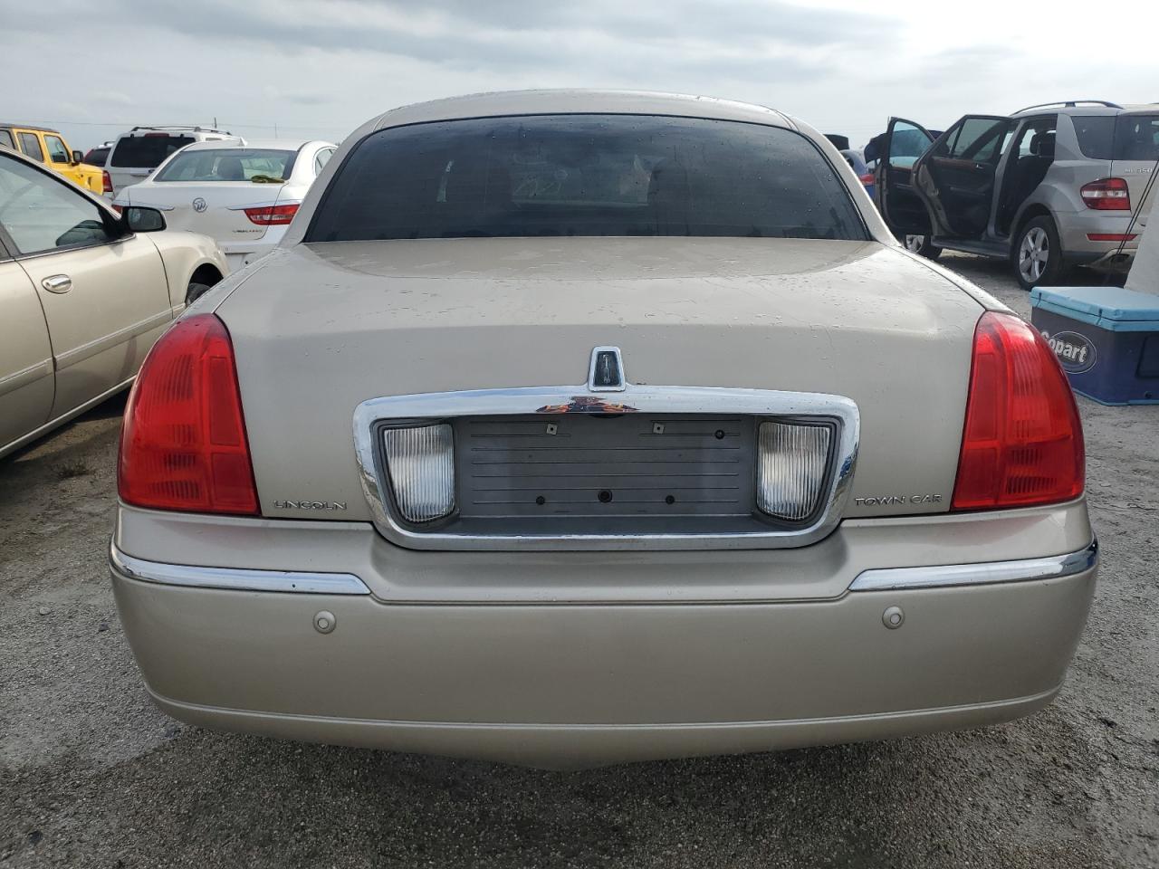 2005 Lincoln Town Car Signature Limited VIN: 1LNHM82W55Y655038 Lot: 75073034