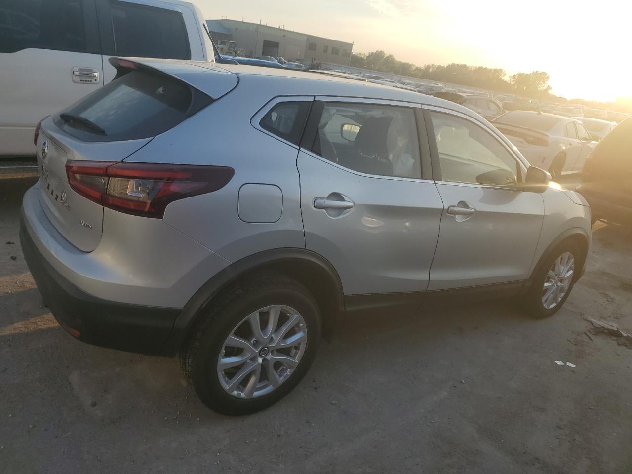 2021 Nissan Rogue - Image 3