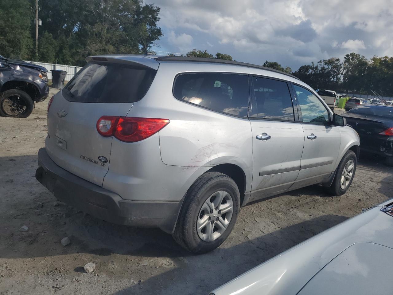 2009 Chevrolet Traverse - Image 3