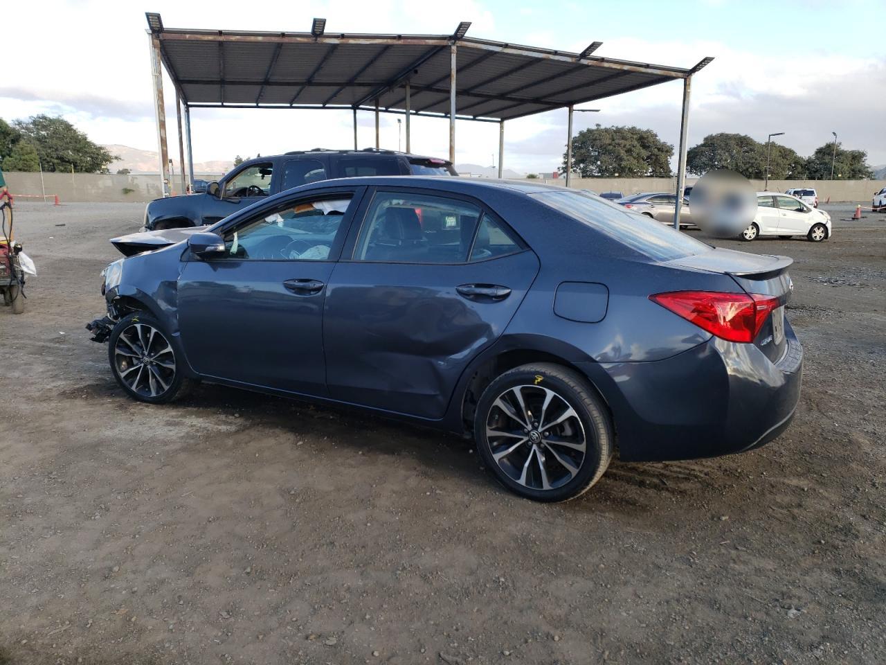 VIN 5YFBURHE2JP821304 2018 TOYOTA COROLLA no.2