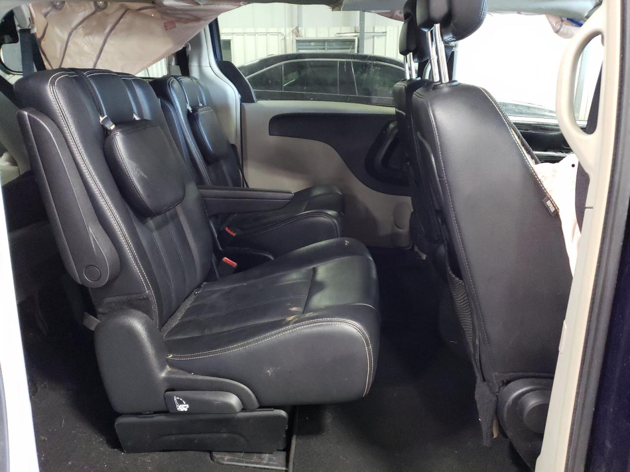 2014 Chrysler Town & Country - Image 12