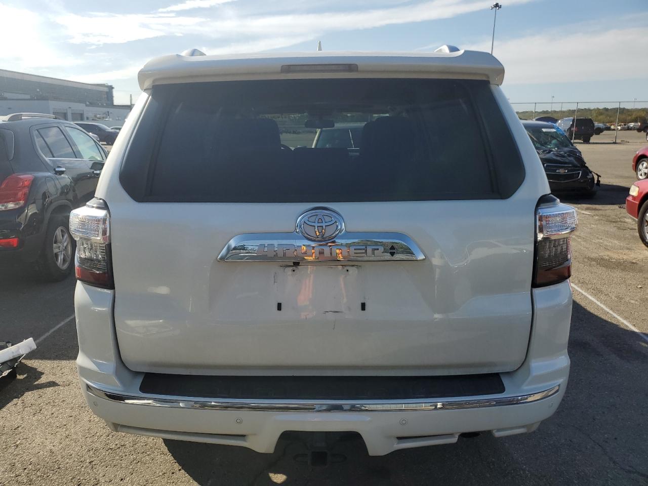 JTEBU5JR8K5694977 2019 Toyota 4Runner Sr5