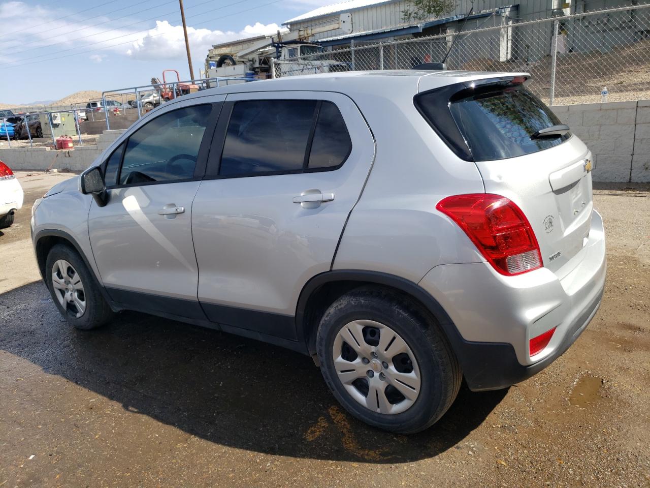 3GNCJKSB1JL297005 2018 CHEVROLET TRAX - Image 2