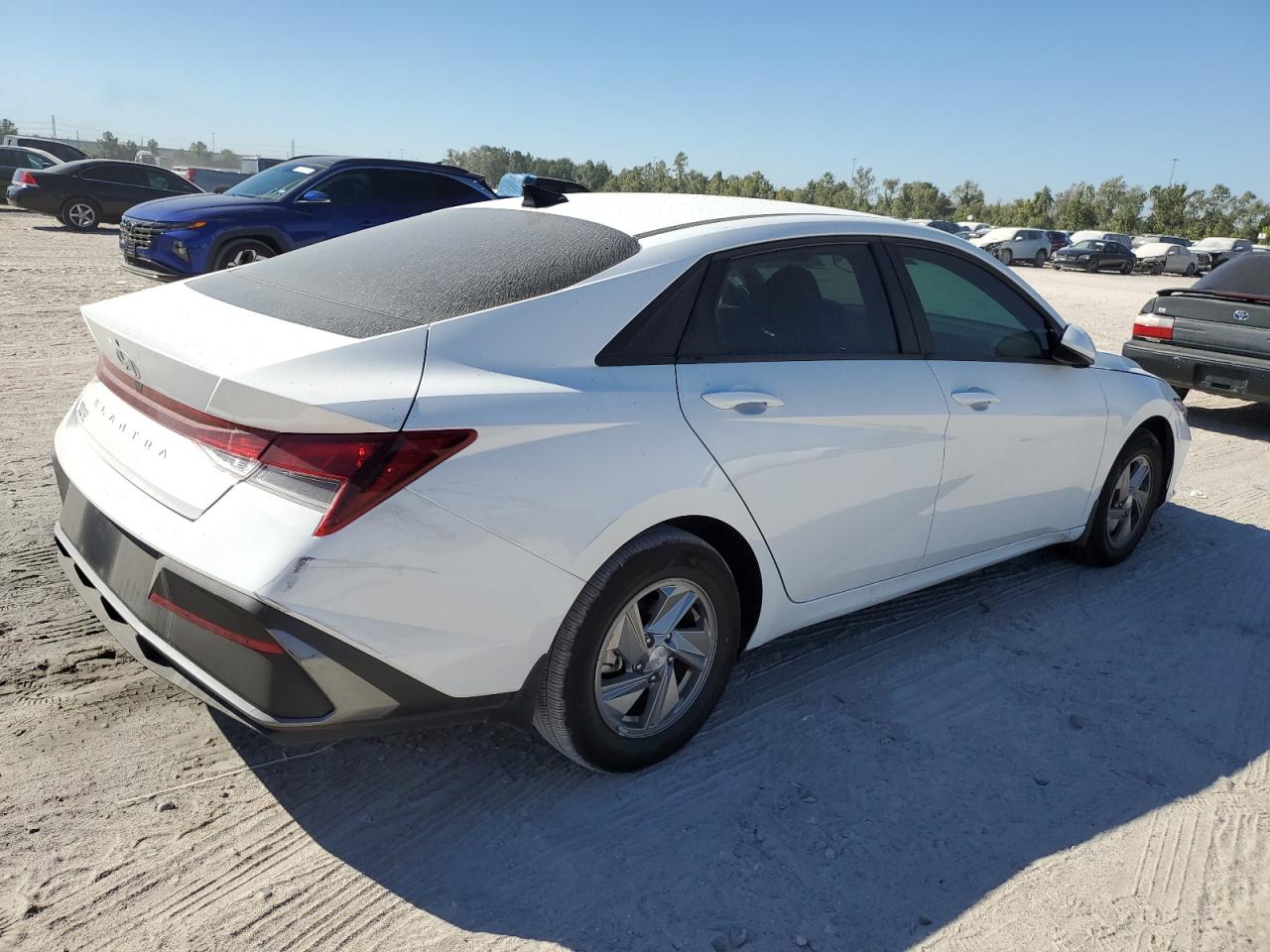 2024 Hyundai Elantra - Image 3