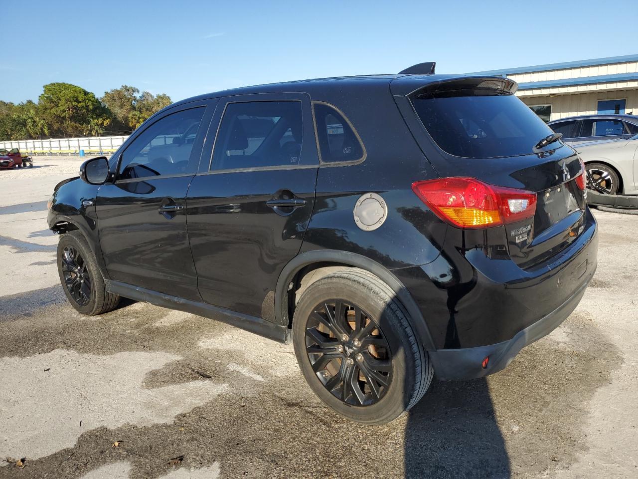 2017 Mitsubishi Outlander - Image 2
