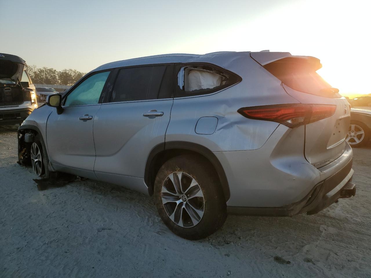 2022 Toyota Highlander - Image 2