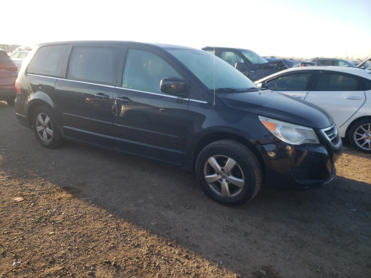 2009 Volkswagen Routan - Image 4