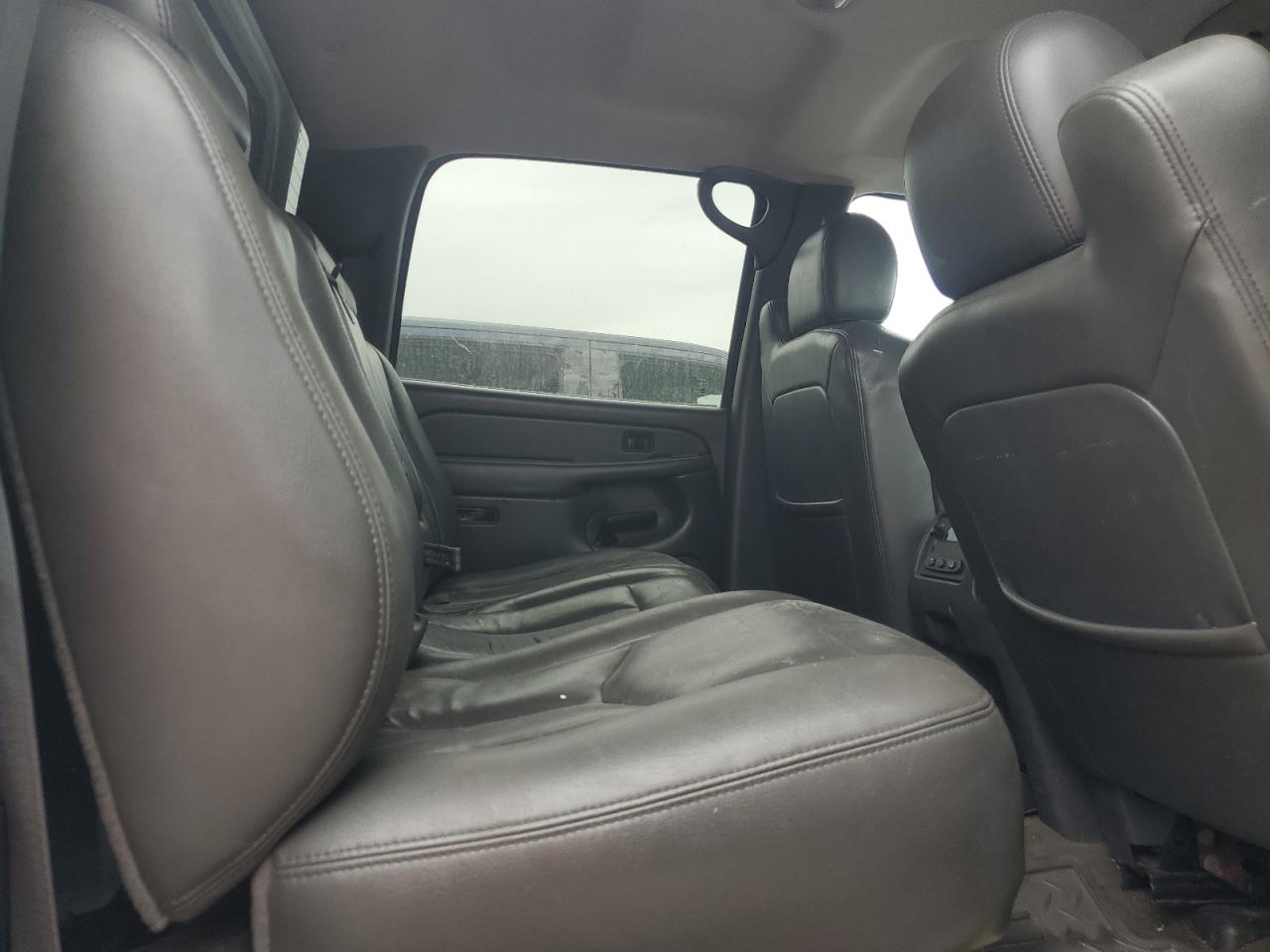 2004 Chevrolet Silverado - Image 10