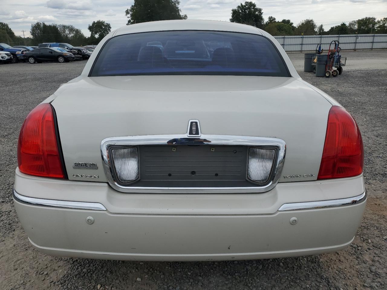 2005 Lincoln Town Car Signature Limited VIN: 1LNHM82W95Y602181 Lot: 73893204