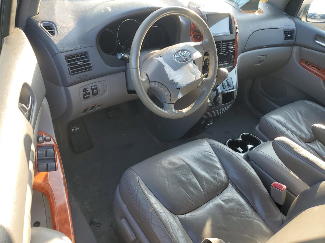 2010 Toyota Sienna - Image 8