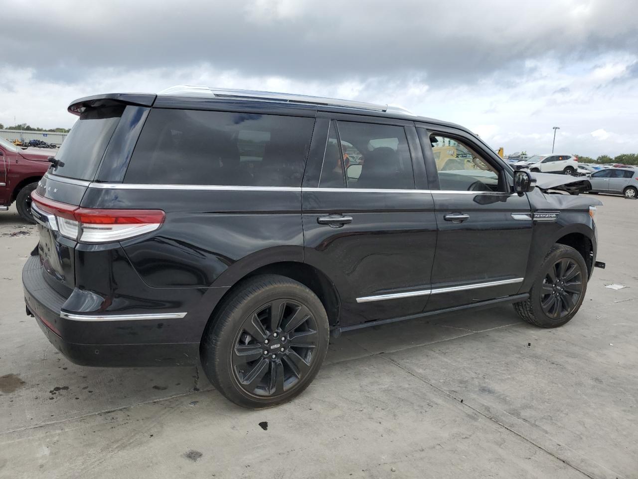 2023 Lincoln Navigator - Image 3