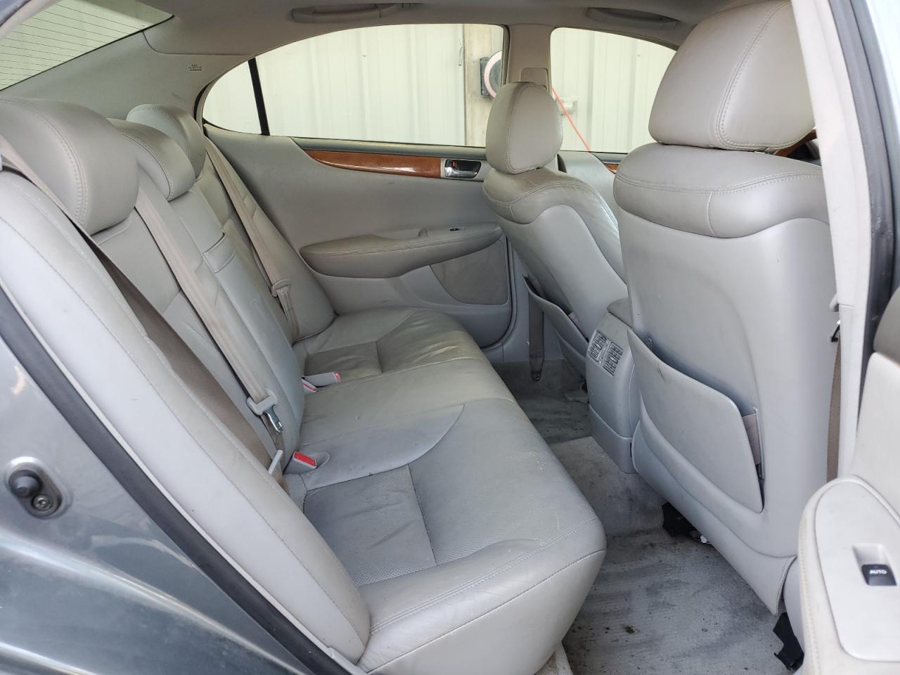 2005 Lexus ES - Image 10