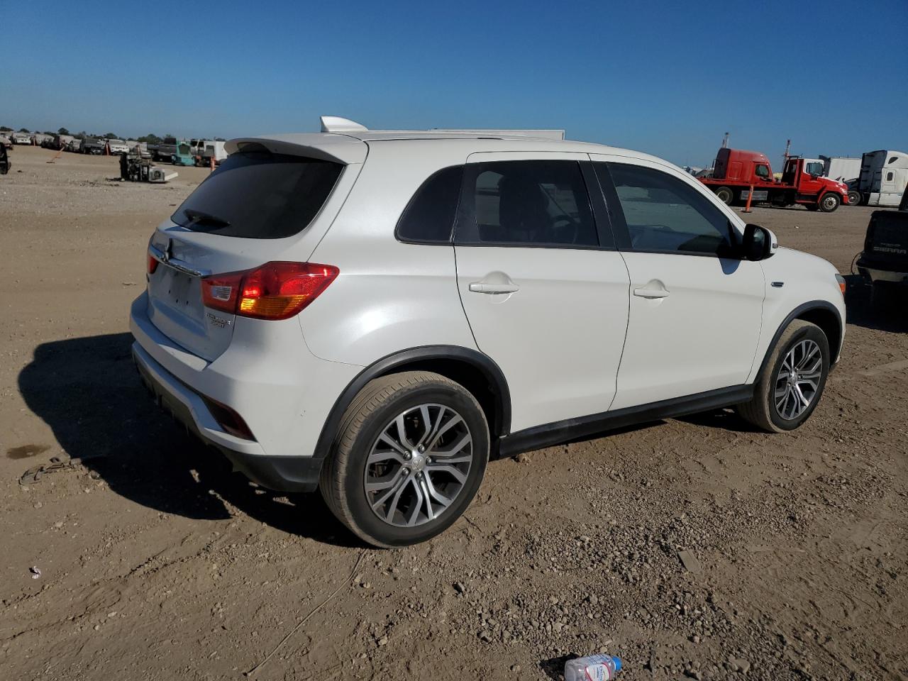 2018 Mitsubishi Outlander - Image 3