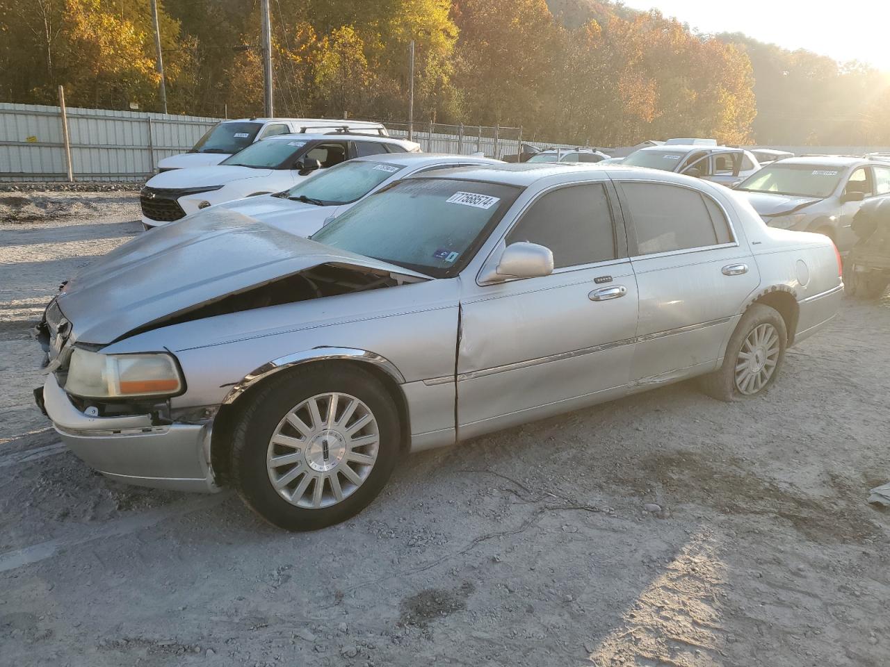 2004 Lincoln Town Car - Image 1