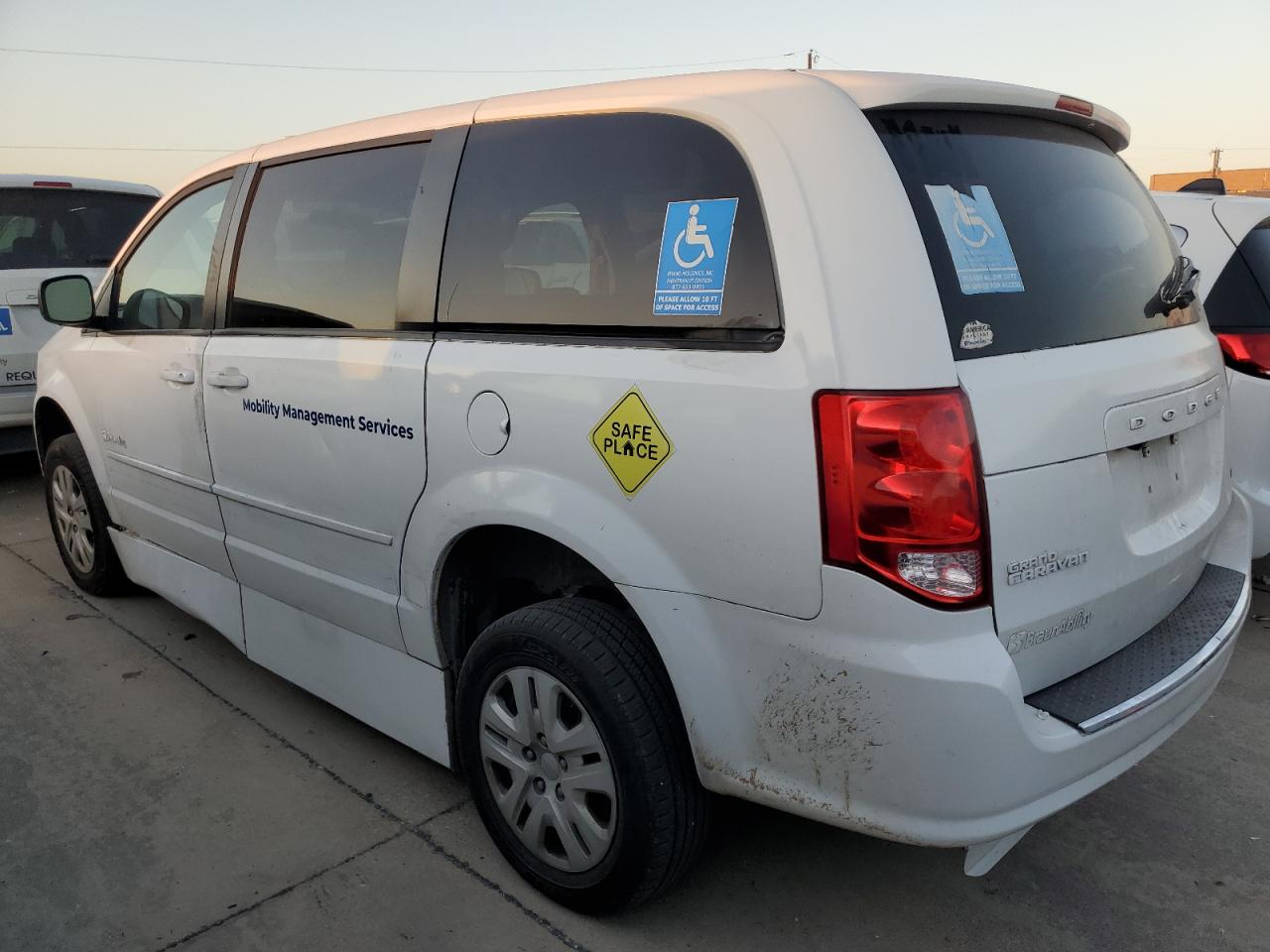 2017 Dodge Caravan - Image 2