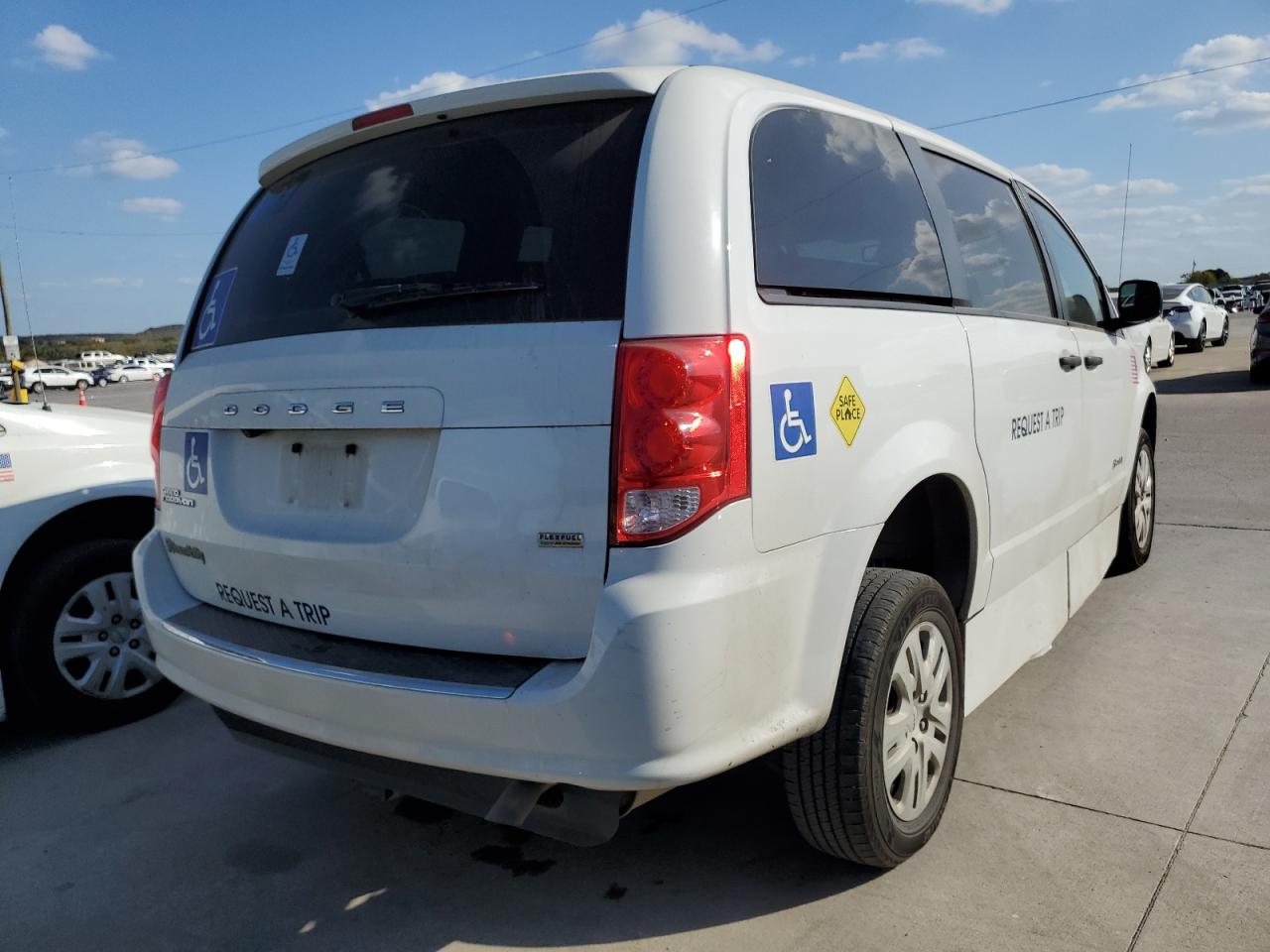 2019 Dodge Caravan - Image 3
