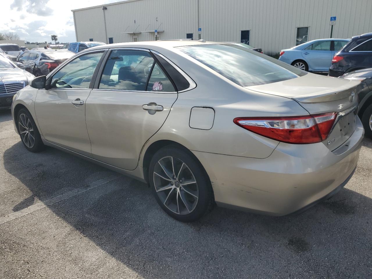 4T1BF1FK2FU003498 2015 TOYOTA CAMRY - Image 2