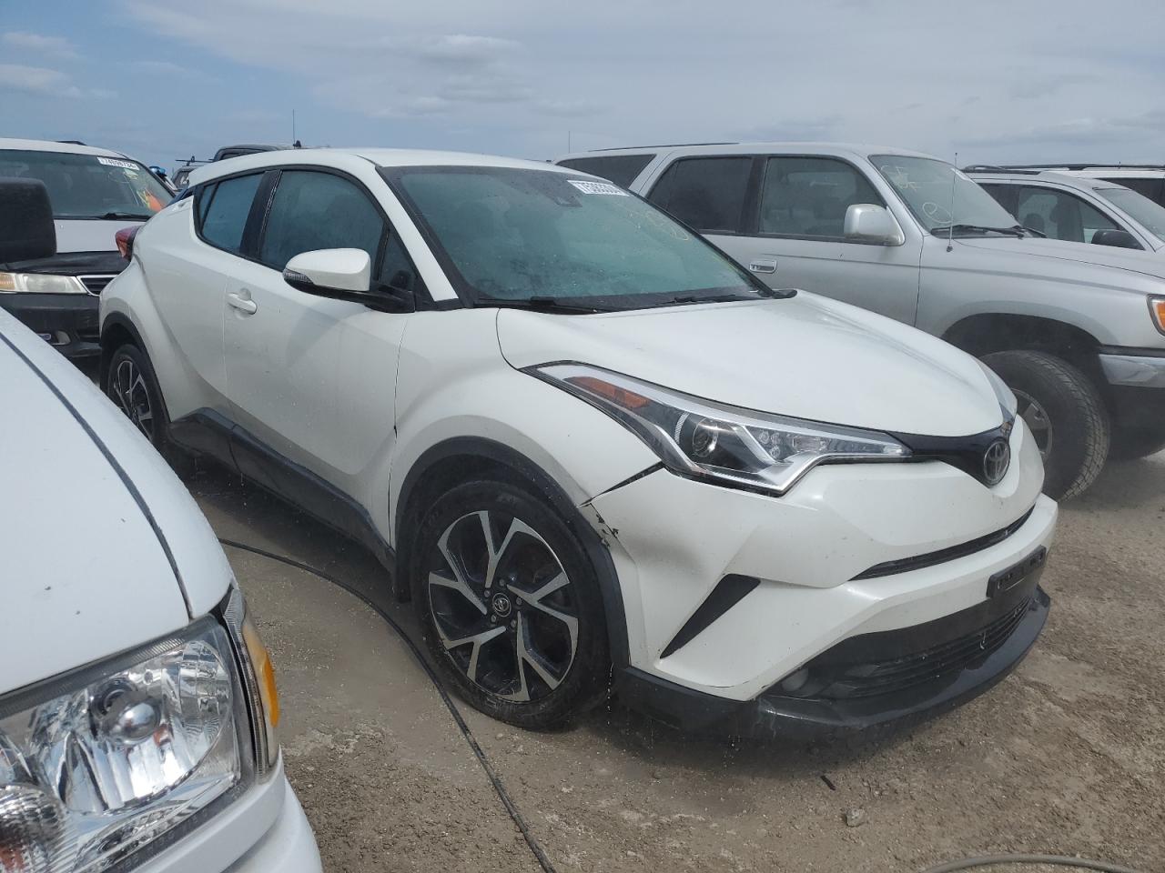 VIN NMTKHMBX4JR027590 2018 TOYOTA C-HR no.4