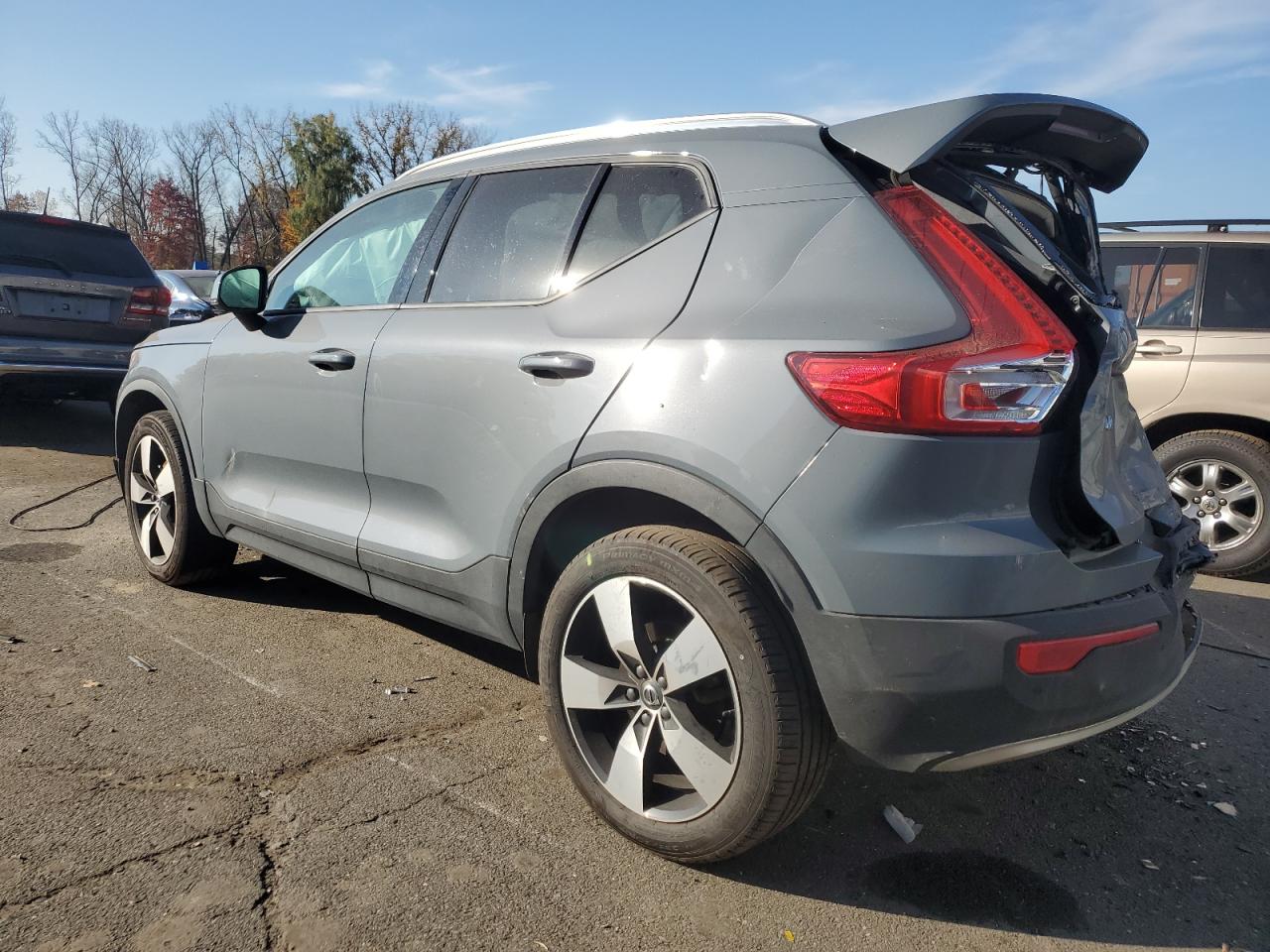 2022 Volvo XC40 - Image 2