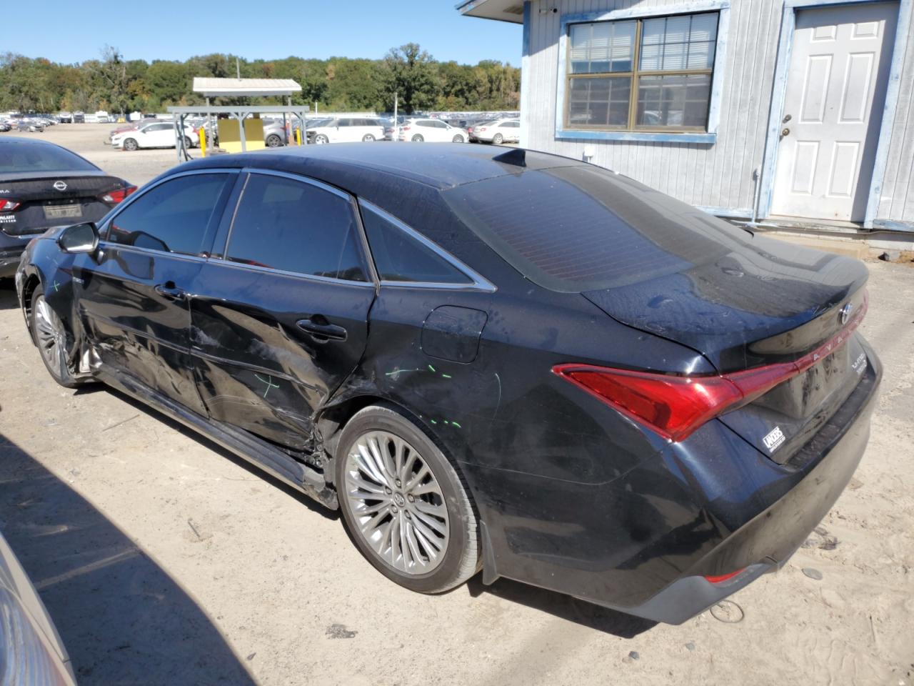 2020 Toyota Avalon - Image 2