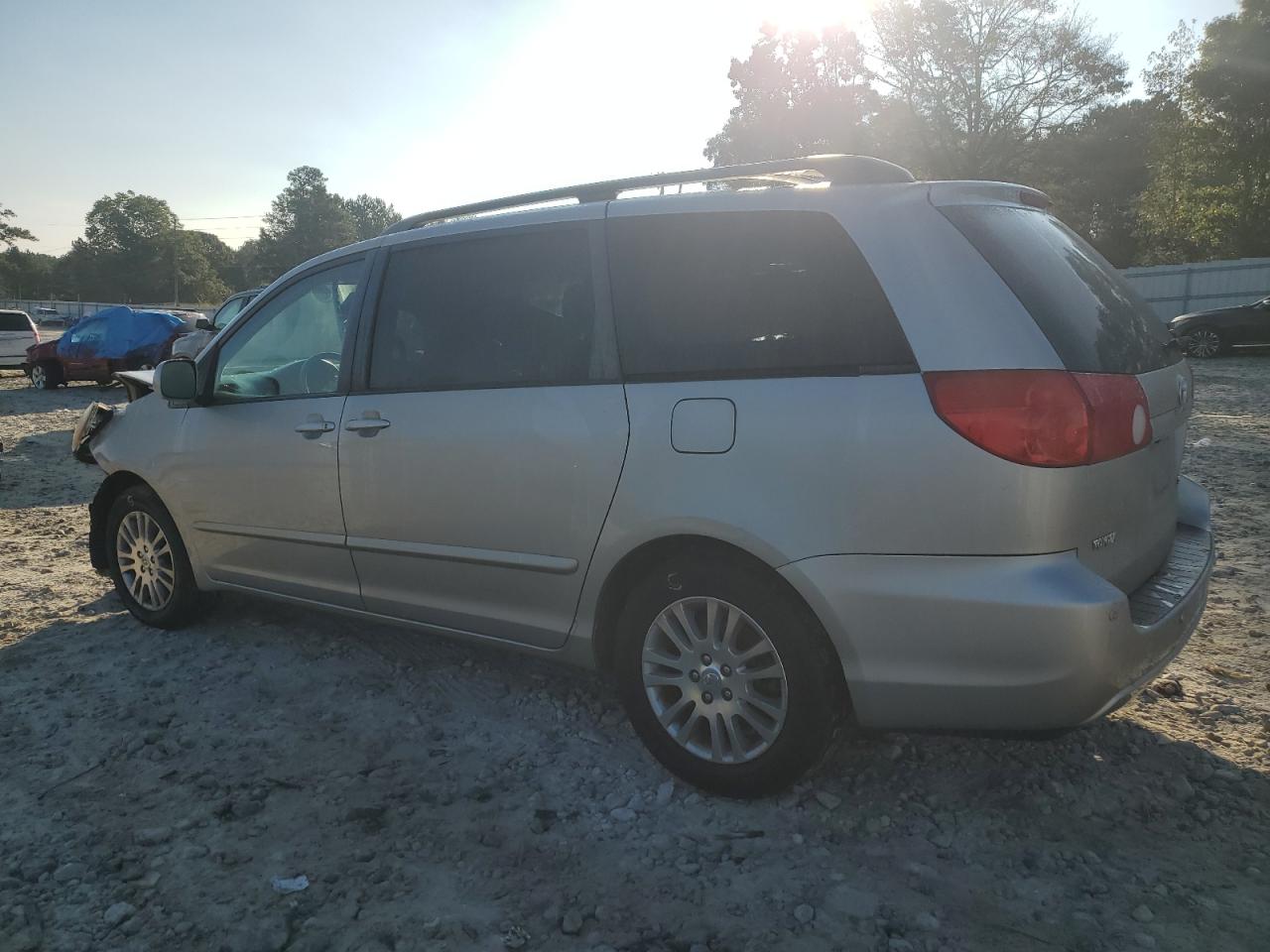 2010 Toyota Sienna - Image 2