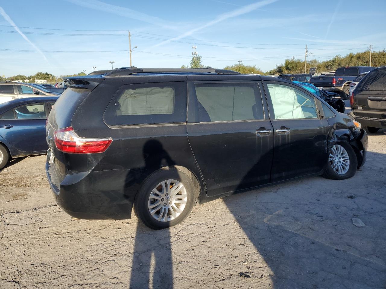 2017 Toyota Sienna - Image 3