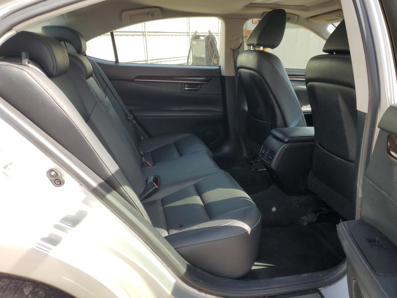 2013 Lexus ES - Image 11