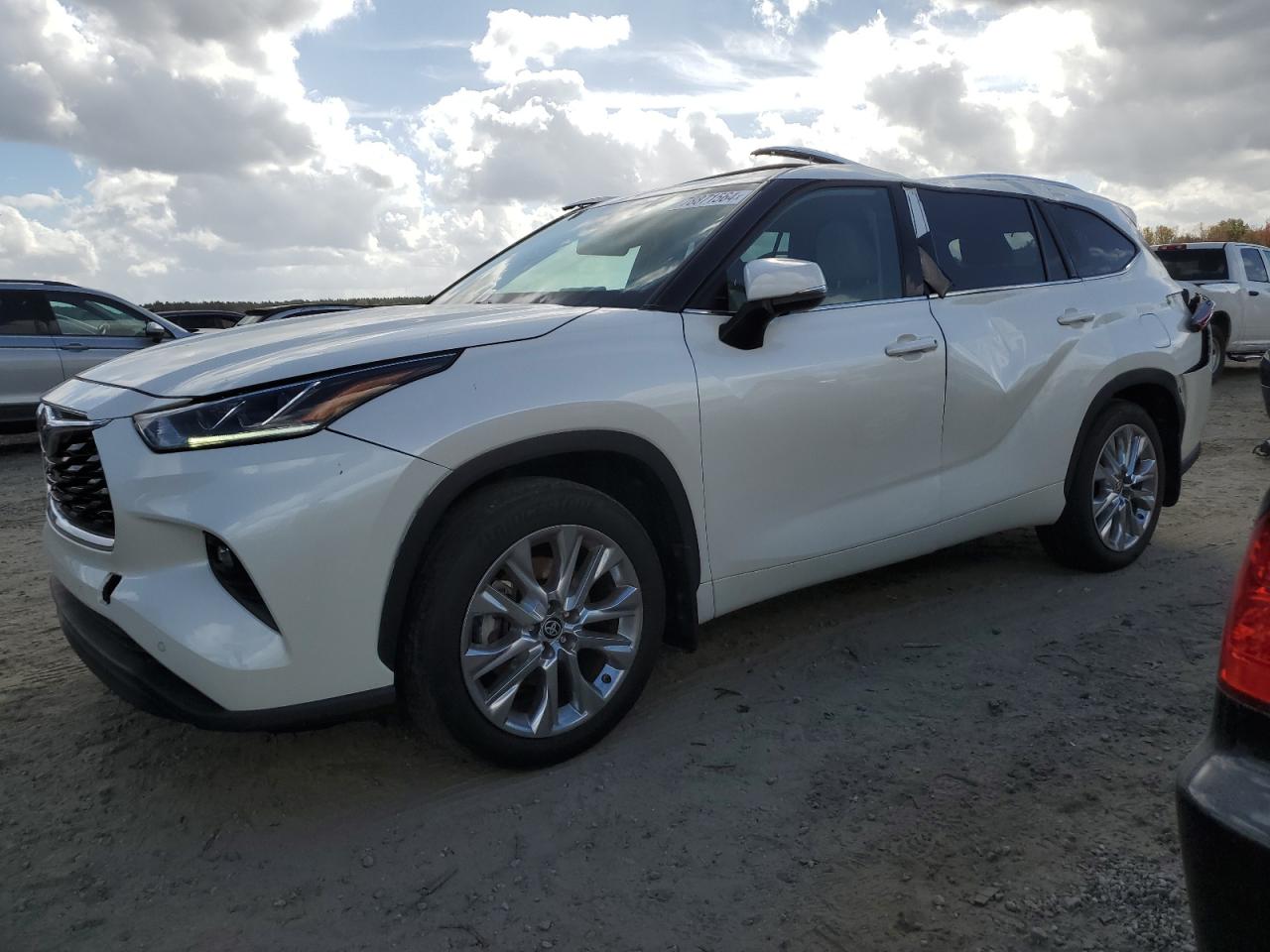 2021 Toyota Highlander - Image 1